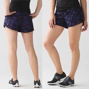 Lululemon Hotty Hot Short Mini Hounds Camo Emperor Blue Black / Black